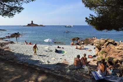 France, Var (83), Agay commune de Saint-Raphaël, massif de l'Estérel, la Corniche d'Or, plage de galet du débarquement de Provence le 15 aout 1944 et l'Ile d'Or au large du cap du Dramont
