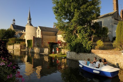 France, Eure-et-Loir (28), Bonneval, le fossé des remparts, enfants à la pêche