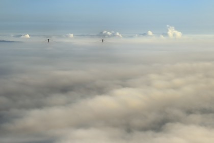 France, Eure (27), Tancarville, le sommet du pont de Tancarville émergeant des nuages