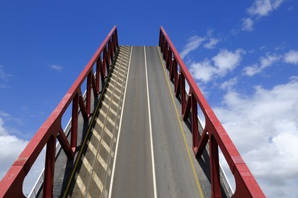 France, Seine-Maritime (76), Le Havre, le port de commerce, pont levant de l'écluse François Ier, route pour le paradis