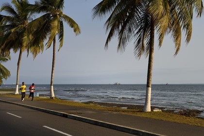 Gabon, Libreville, la route L101 sur le Front de Mer qui borde l'Estuaire du Gabon