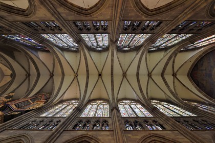 France, Bas-Rhin (67), Strasbourg, vieille ville classée au Patrimoine Mondial de l'UNESCO, la cathédrale Notre-Dame, le plafond de la nef gothique