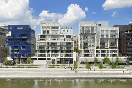 France, Rhône (69), Lyon, nouveau quartier de La Confluence au sud de la Presqu'île, immeubles d'habitation quai Arlès Dufour devant la place nautique