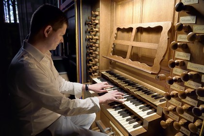 France, Bas-Rhin (67), Strasbourg, vieille ville classée au Patrimoine Mondial de l'UNESCO, la cathédrale Notre-Dame, l'organiste Guillaume Nussbaum au grand orgue qui domine la nef