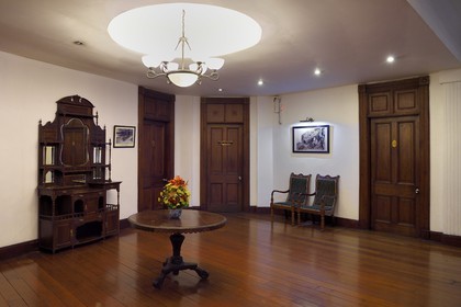 Sri Lanka, province du centre, Kandy, le Queen hotel datant de l'époque coloniale, corridor dans les étages