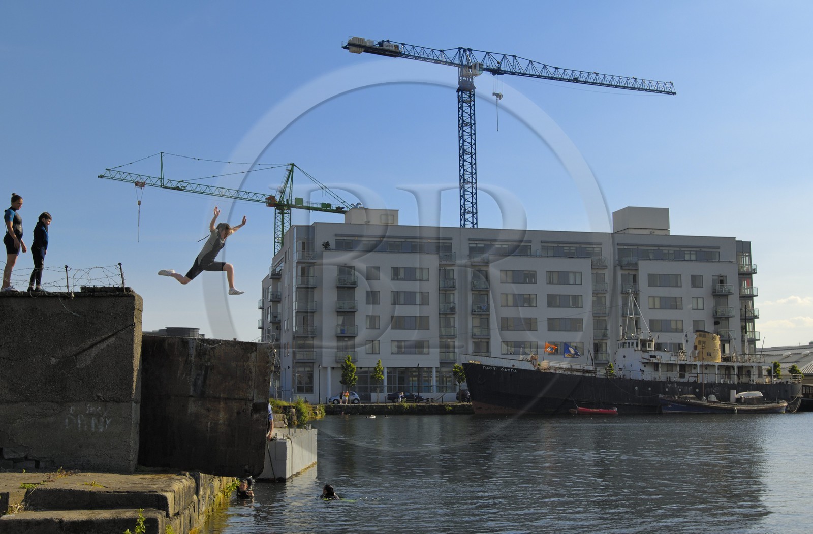 Irlande, Comté de Dublin, Dublin, quartier populaire des anciens docks, enfants plongeant dans le port