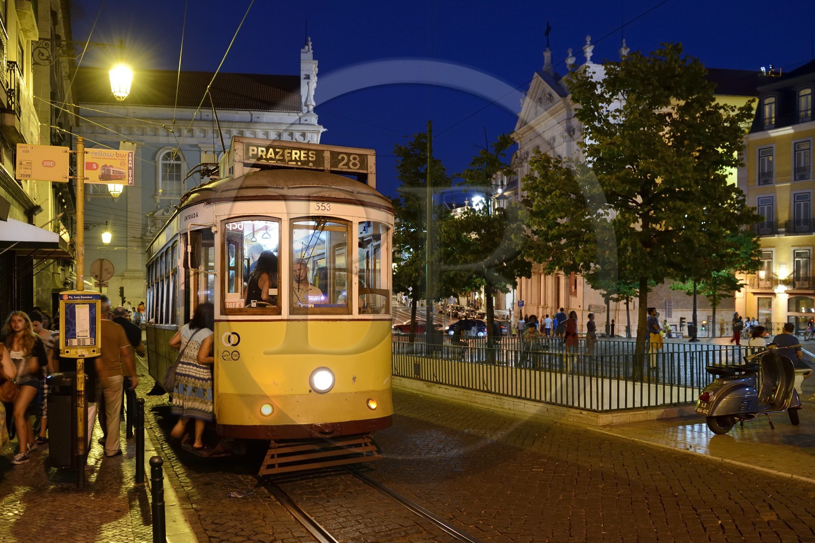 Portugal, Lisbonne, quartier du Bairro Alto, place Largo de Camoes, le célèbre tramway 28 (electricos)