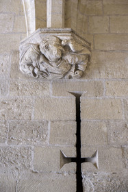 France, Vaucluse (84), Avignon, Palais des Papes classé Patrimoine mondial de l'UNESCO, l'architecte du XXe siècle Jean Sonnier représenté tenant une Tour Eiffel sous un culot à l'entrée du Palais Vieux