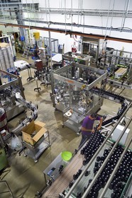 France, Ile de la Reunion, Saint Pierre, domaine de la distillerie Isautier, usine d'embouteillage et d'étiquetage