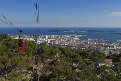 France, Var (83), Toulon, le téléphérique depuis le Mont Faron, la ville et le port militaire (Arsenal) dans la rade en arrière plan