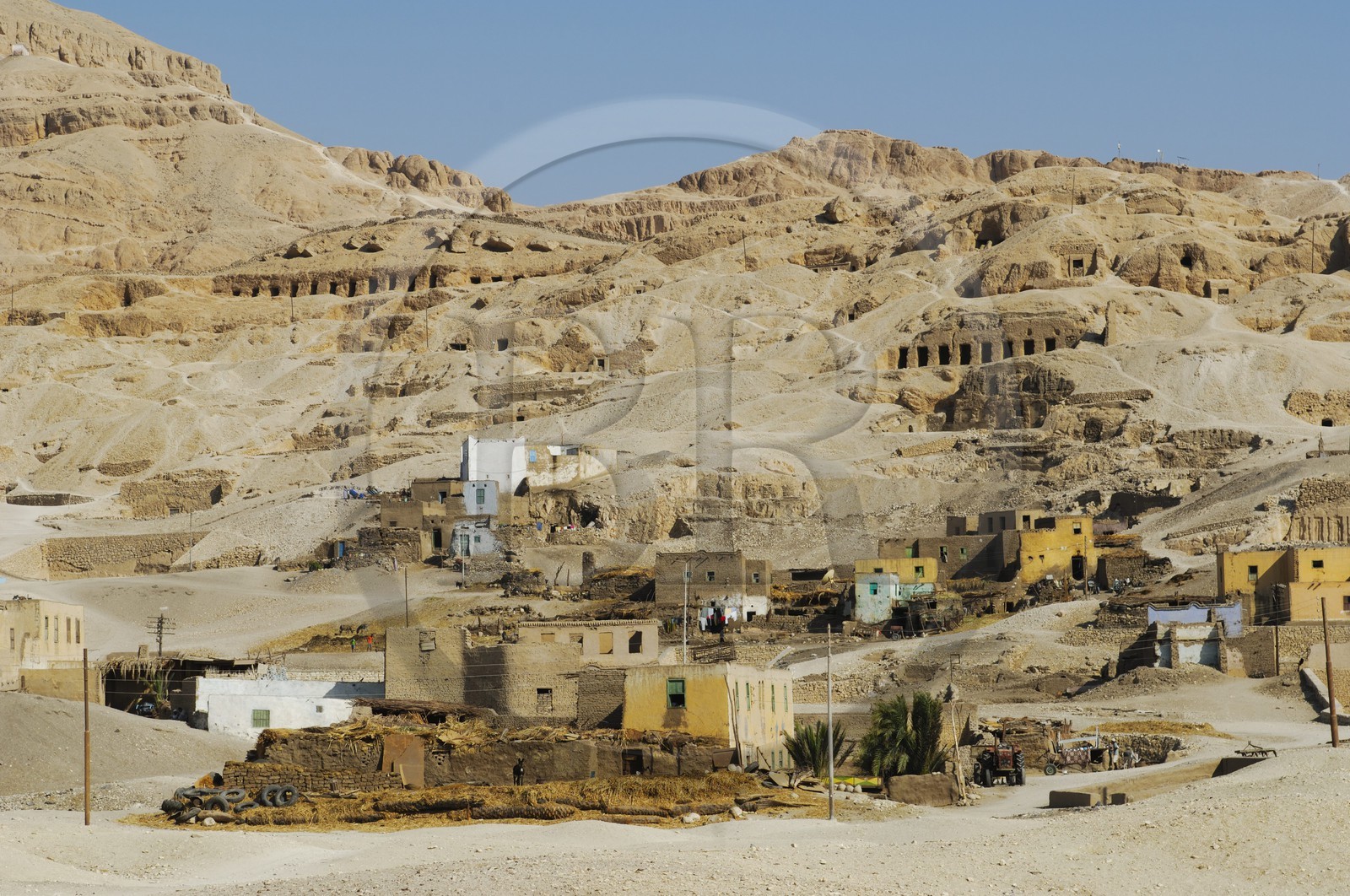 Egypte, Haute Egypte, vallée du Nil, environs de Louxor, Thèbes Ouest, nécropole thébaine, vieux village de Gournah au pied des Tombes des Nobles