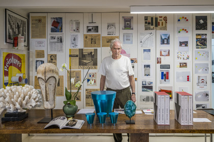 France, Paris (75), l'artiste plasticien Jean-Pierre Raynaud dans son appartement atelier