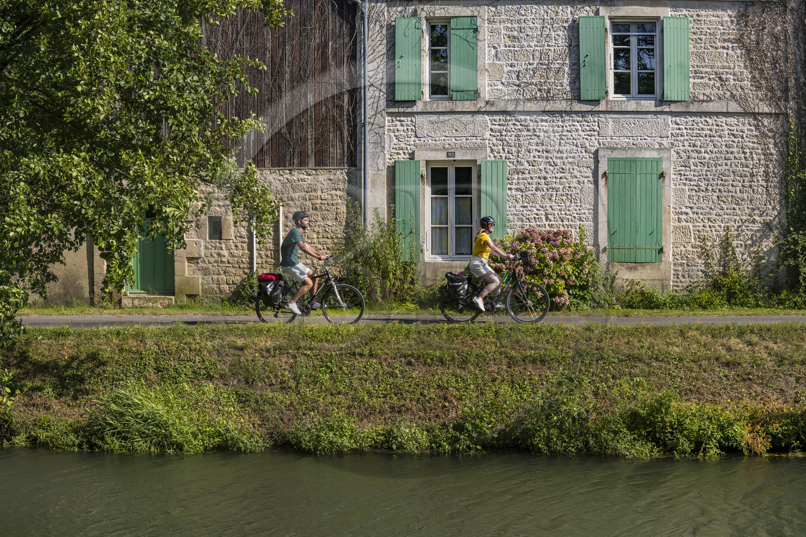 France, Deux-Sèvres (79), le Marais Poitevin, la Venise Verte, Coulon, maison du marais typique au bord de la Sèvre Niortaise et de la voie cyclable de la Vélo Francette