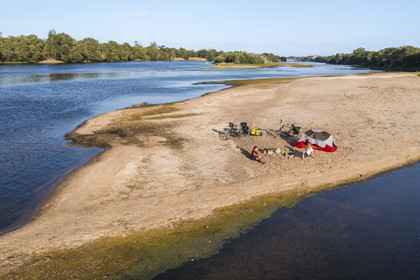France, Maine-et-Loire (49), vallée de la Loire classée au Patrimoine Mondial par l'UNESCO, randonnée à bicyclette le long des berges de la Loire, campement pour la nuit sur un des bancs de sable formant des îles sur la Loire (vue aérienne)