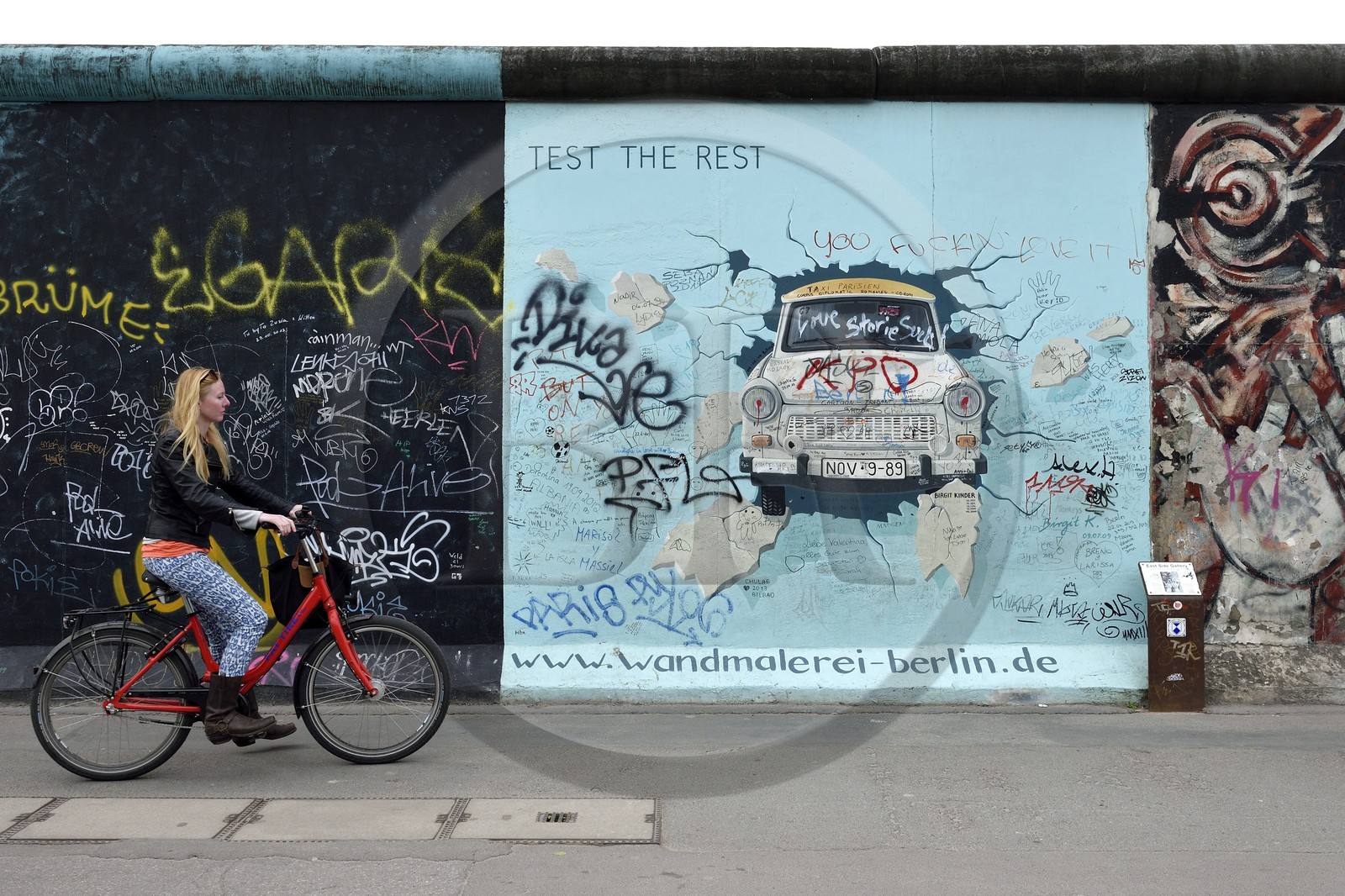 Allemagne, Berlin, Friedrichshain-Kreuzberg, East Side Gallery, le mur, oeuvre de Birgit Kinder datant des années 1990 et rénovée en 2009 représentant une voiture Trabant arrivant de Berlin Est intitulée Test the best