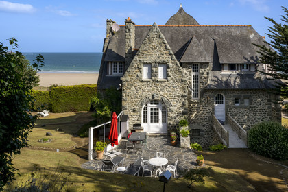 France, Cotes d'Armor, Grand Site de France Cap d'Erquy – Cap Frehel, Sables-d'Or-les-Pins seaside resort at Frehel, house designed by architect Yves Hémar