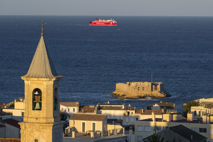 France, Bouches-du-Rhône (13), Marseille, quartier d'Endoume, Malmousque, l'église Saint Eugene et le petit fort de l'Ile Degaby, arrivée d'un ferry de Corsica Linea au petit matin