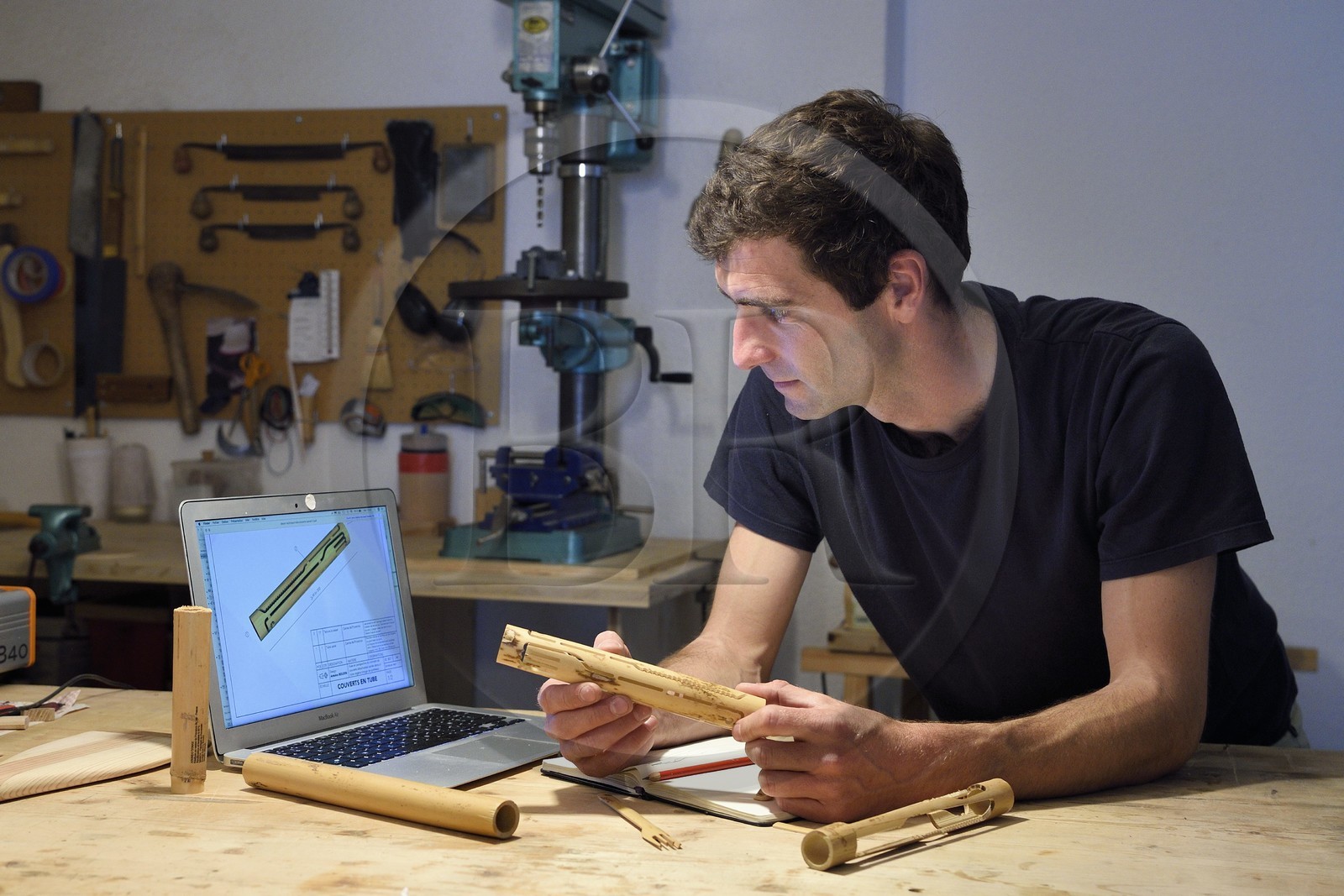 France, Var (83), Toulon, ancien quartier du petit Chicago devenu quartier des Arts, le designer Antoine Boudin dans son atelier, inventeur notamment du kit de couverts en canne de Provence