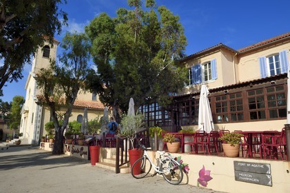 France, Var (83), Iles d'Hyères, parc national de Port Cros, Ile de Porquerolles, village de Porquerolles, hotel-restaurant Villa Sainte Anne sur la Place d'Armes