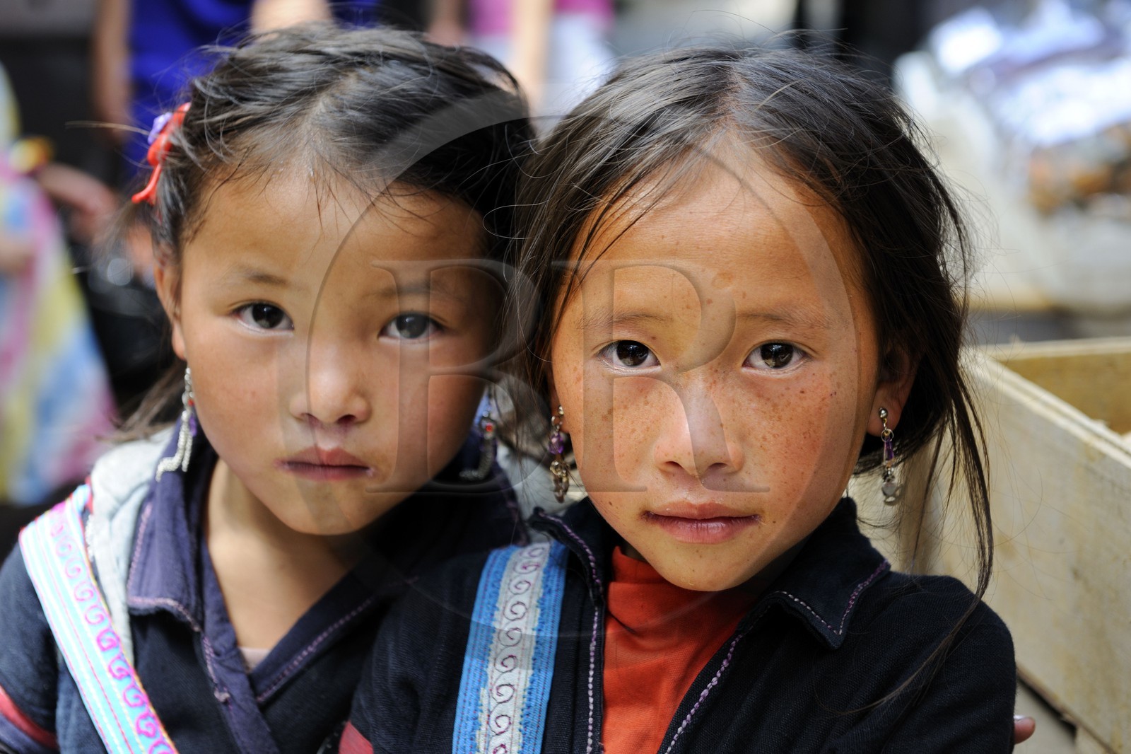 Vietnam, province de Lao Cai, ville de Sapa, petites filles de la minorité Hmong Noir