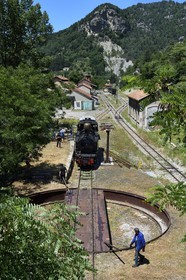 France, Alpes-de-Haute-Provence (04), Annot, le Train des Pignes, manoeuvre de retournement de la locomotive sur le pont tournant