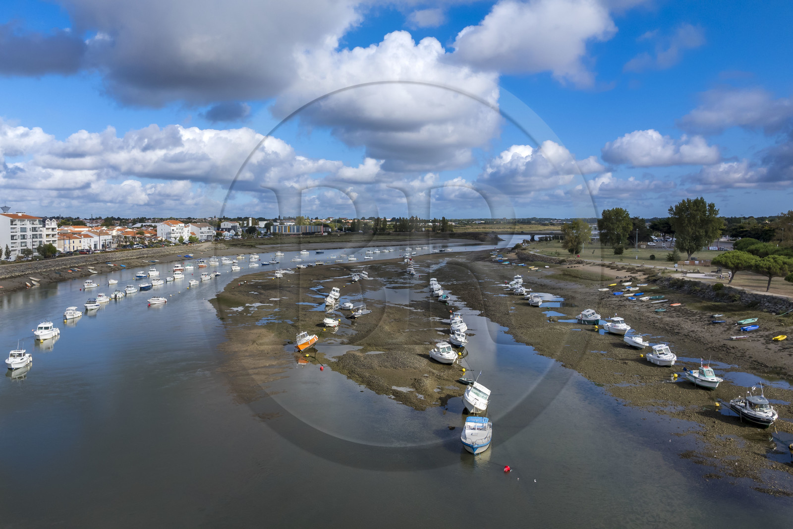 France, Vendée (85), Saint-Gilles-Croix-de-Vie, l'embouchure de fleuve de la Vie (vue aérienne)