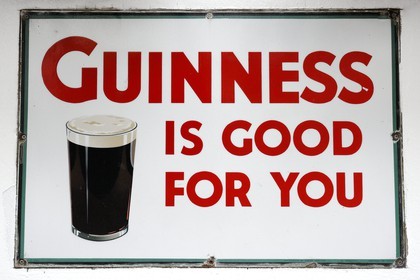 Royaume-Uni, Irlande du Nord, Belfast, le pub traditionnel Duke Of York, publicité pour la Guinness