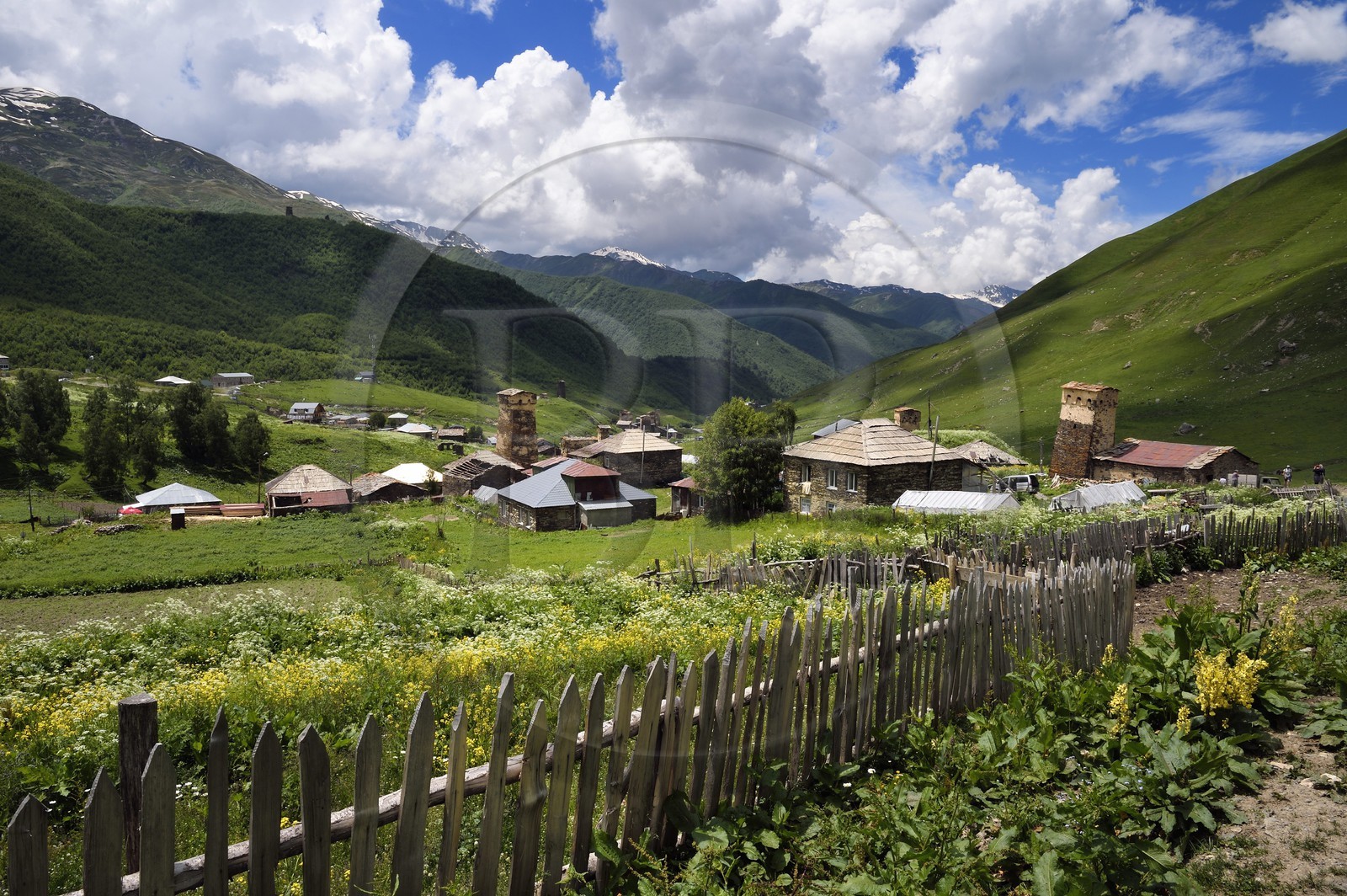 Géorgie, Haute Svanétie (Zemo Svaneti), village de Ushguli (Ouchgouli), classé Patrimoine Mondial de l'UNESCO, tours défensives Svanes dressées à coté des maisons