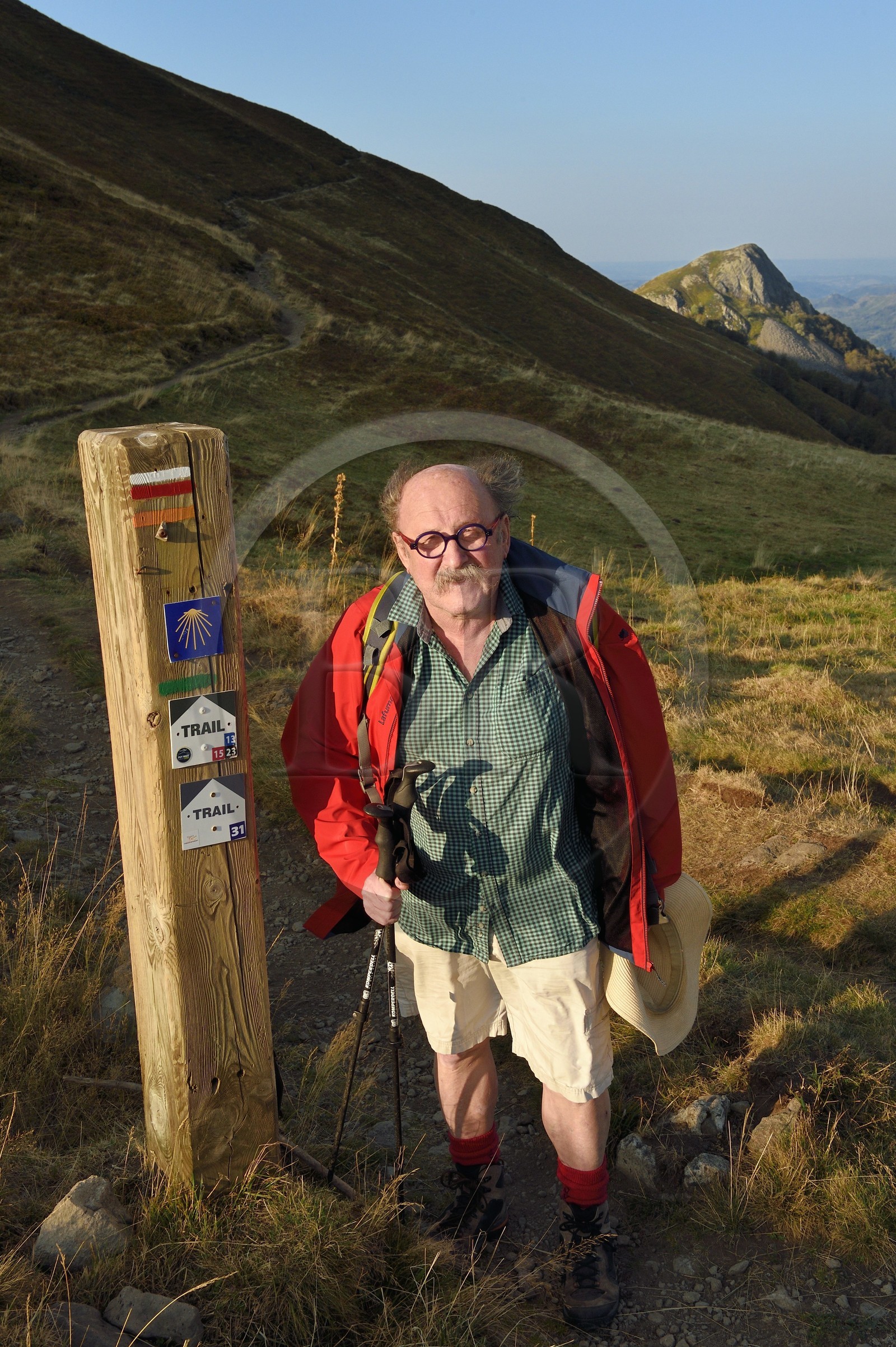 France, Cantal (15), Parc Naturel Régional des Volcans d'Auvergne, Le Lioran, col de Rombière, Bernard Quinsat qui a imaginé dans les années 2000 la Via Arverna sur le chemin de Saint-Jacques de Compostelle et fondateur de la maison d’édition de guides Chamina, le Griounou en arrière plan