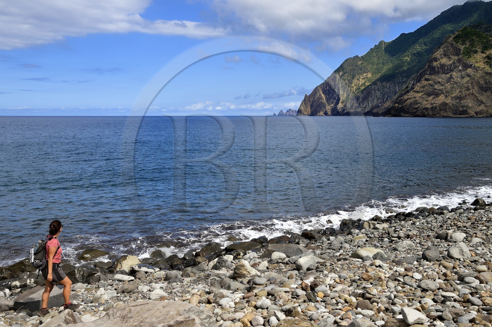 Portugal, Ile de Madère, randonnée de Machico à Porto da Cruz par le Vereda do Larano, la baie de Porto da Cruz et la falaise de Larano en arrière-plan