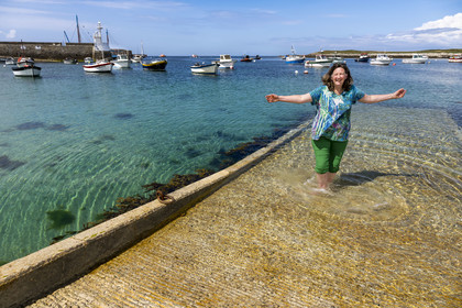 France, Finistère (29), Mer d'Iroise, Ile de Molène, Christine Demeure qui gère la seule épicerie de l'ile au port