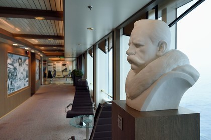 Groenland, cote ouest, bateau de croisière MS Fram de la compagnie Hurtigruten, buste de Fridtjof Nansen