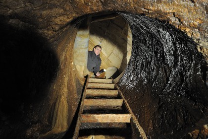 France, Yvelines (78), château de Versailles, classé Patrimoine Mondial de l'UNESCO, le réseau hydraulique souterrain des fontaines, sous la fontaine de Latone