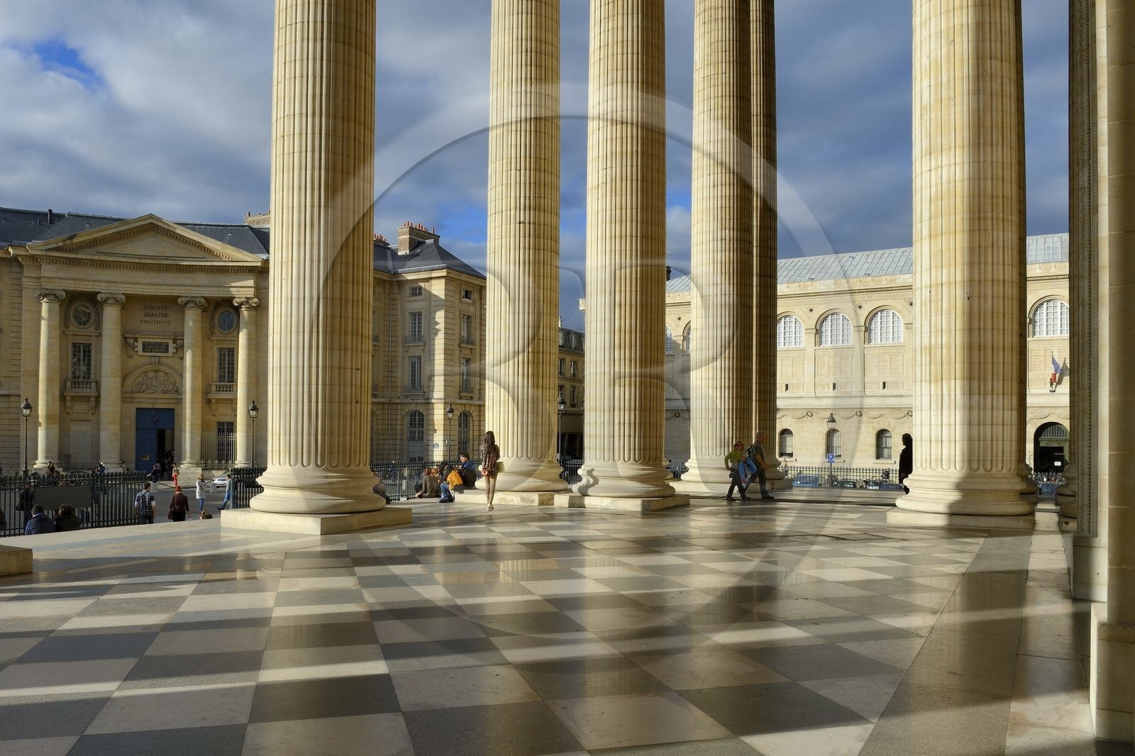 France, Paris (75), les colonnes corinthiennes du fronton du  Panthéon, l'entrée de la Faculté de Droit en arrière plan