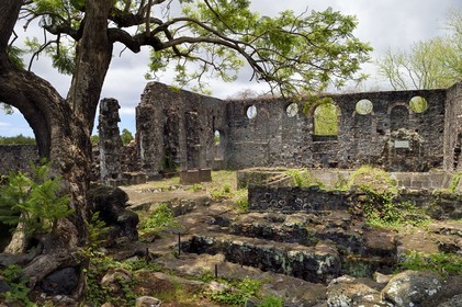 France, Ile de la Reunion, Saint-Gilles-les-Hauts, Musée de Villèle dans le domaine Panon-Desbassyns, ancienne propriété coloniale au cœur d'une grande plantation de canne à sucre qui faisait travailler un peu plus de 400 esclaves, ruines de l'usine à sucre