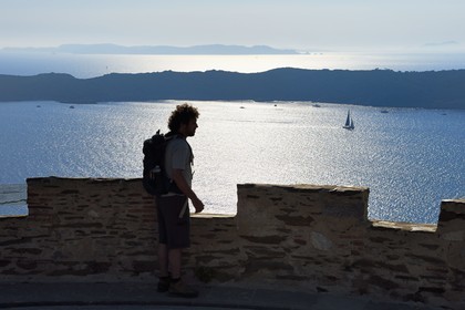 France, Var (83), Iles d'Hyères, parc national de Port Cros, Ile de Port-Cros, le Fort de l'Estissac surplombe la rade de Port Cros et l'Ile de Bagaud qui est une réserve intégrale en arrière plan
