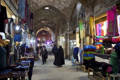 Iran, province d'Ispahan, Ispahan, Bazar-e Bozorg (Grand Bazar), immense bazar couvert qui remonte à près de 1300 ans, magasins de vetements et de tissus