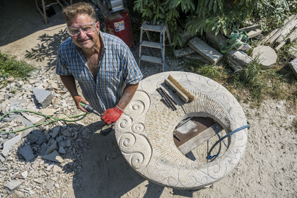 France, Morbihan (56), Locoal-Mendon, le sculpteur et tailleur de pierre Gueho Patrick