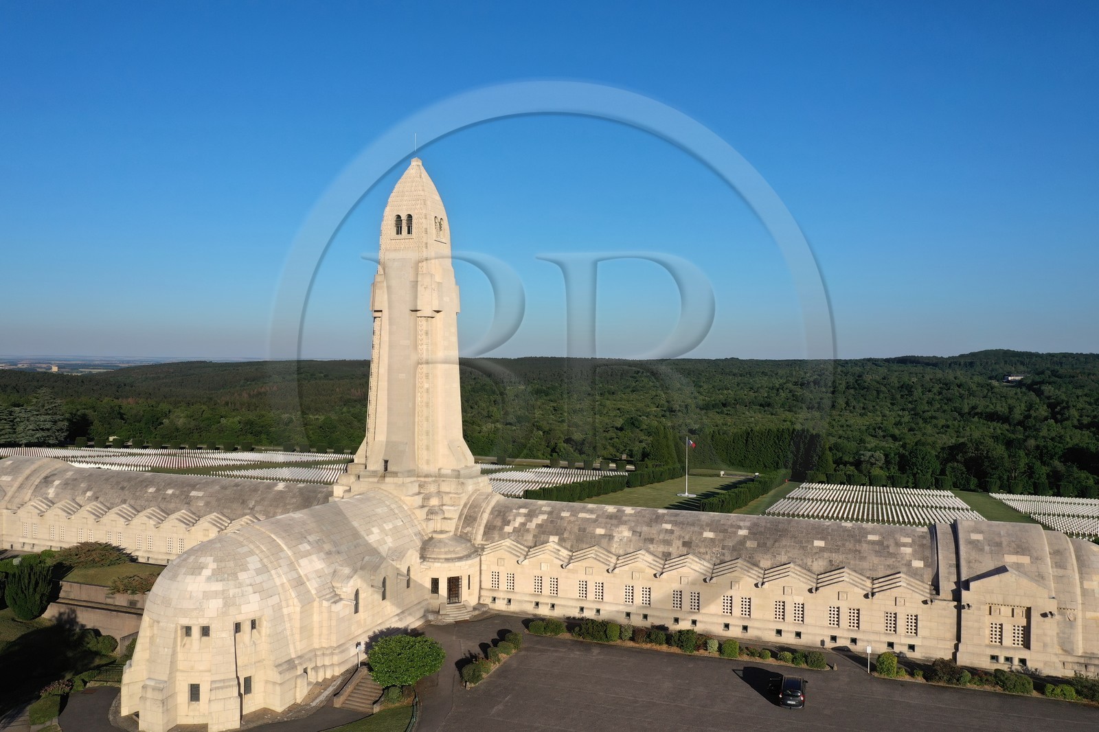 France, Meuse (55), Douaumont, bataille de Verdun, ossuaire de Douaumont, tombes de soldats align