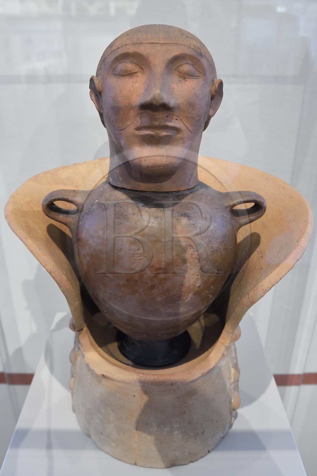 Allemagne, Berlin, l'Ile aux musées, classée Patrimoine Mondial de l'UNESCO, Altes Museum abritant une collection d'oeuvres antiques, urne cinéraire en forme de Canope, Sarteano (Italie) entre 600 et 550 avant JC