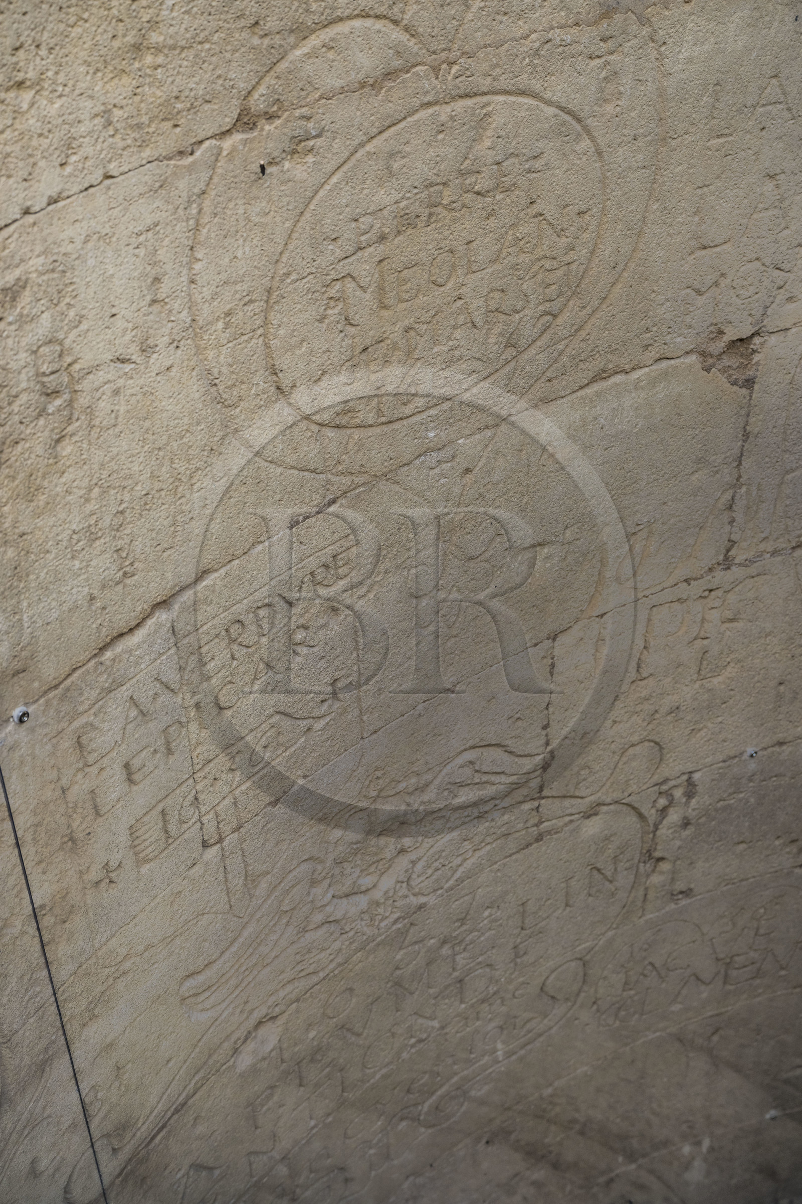 France, Gard (30), Saint-Gilles du Gard, église abbatiale de Saint-Gilles du XIIème-XIIIème siècle, classée Patrimoine Mondial de l'UNESCO au titre des chemins de Saint-Jacques de Compostelle en France, ruines de l'ancien choeur de l'église, graffitis gravés dans l'ancien escalier à vis
