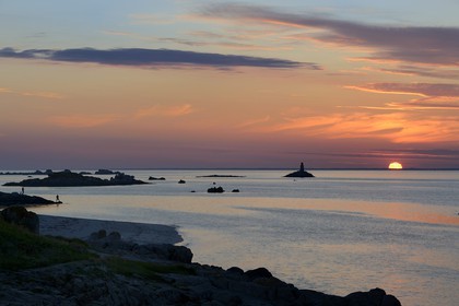 France, Finistère (29), La Foret Fouesnant, archipel des Glénan, Ile Saint-Nicolas, coucher de soleil sur la côte ouest et l'ancien phare du Huic aujourd'hui abandonné