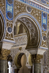 Espagne, Andalousie, Séville, Alcazar de Séville (Reales Alcazares de Sevilla), classé Patrimoine Mondial de l'UNESCO, Palais mudéjar ou de Pierre Ier, arcs en fer à cheval à l'entrée du salon des Ambassadeurs (salon de Embajadores)