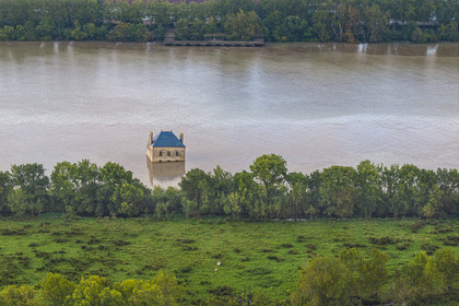 France, Loire-Atlantique (44), Couëron, collection d'art contemporain à ciel ouvert Estuaire, La Maison dans la Loire réalisé par l'artiste Jean-Luc Courcoult (vue aérienne)