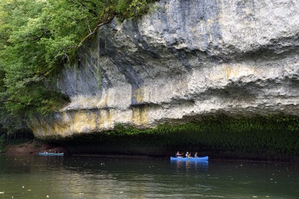 France, Dordogne (24), Périgord Noir, vallée de la Vézère à Peyzac-le-Moustier, kayak sur la rivière Vézère au pied des falaises de la Roque Saint-Christophe