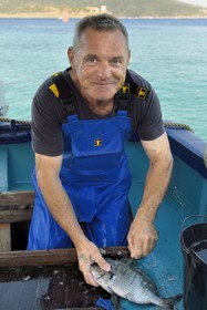 France, Var (83), Iles d'Hyères, Parc national de Port Cros, Ile du Levant, domaine naturiste d'Héliopolis, Christophe et Brigitte Chevallier, seuls pêcheurs professionnels d'Héliopolis, proposent leur pêche à leur retour au port, nettoyage des poissons de la pêche