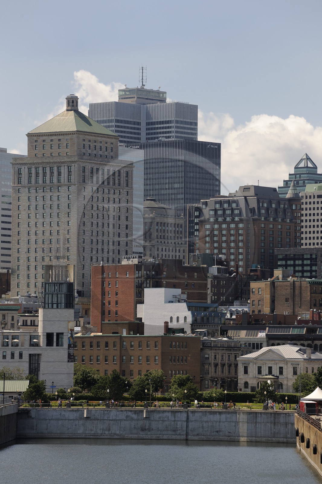 Canada, province de Québec, Montréal, quartier du Vieux-Montréal, la ville depuis le Vieux-Port