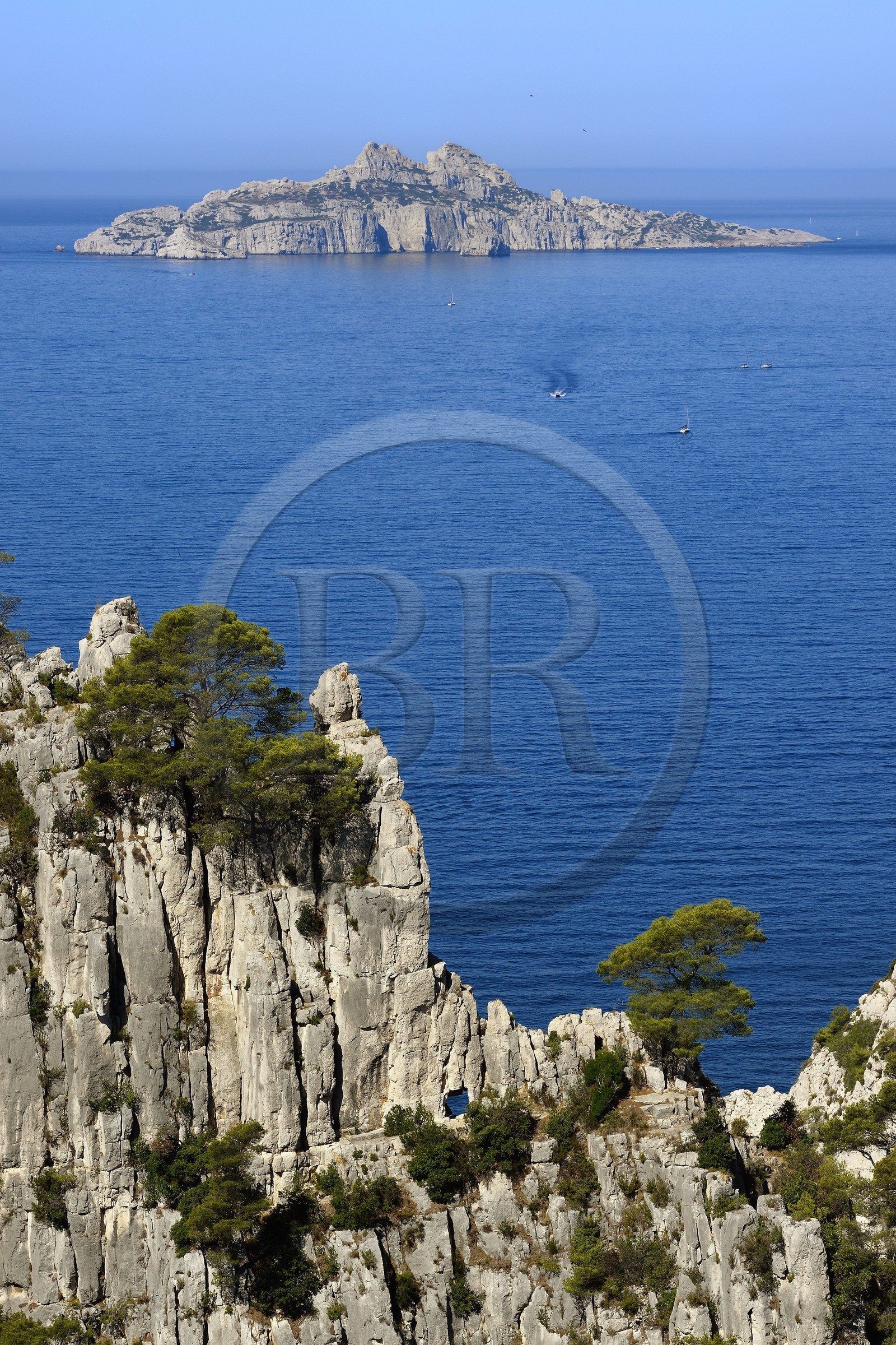 France, Bouches-du-Rhône (13), Marseille, Parc national des Calanques, Calanque d'En-Vau et l'Archipel de Riou en arrière plan (demande d'autorisation nécessaire avant publication)