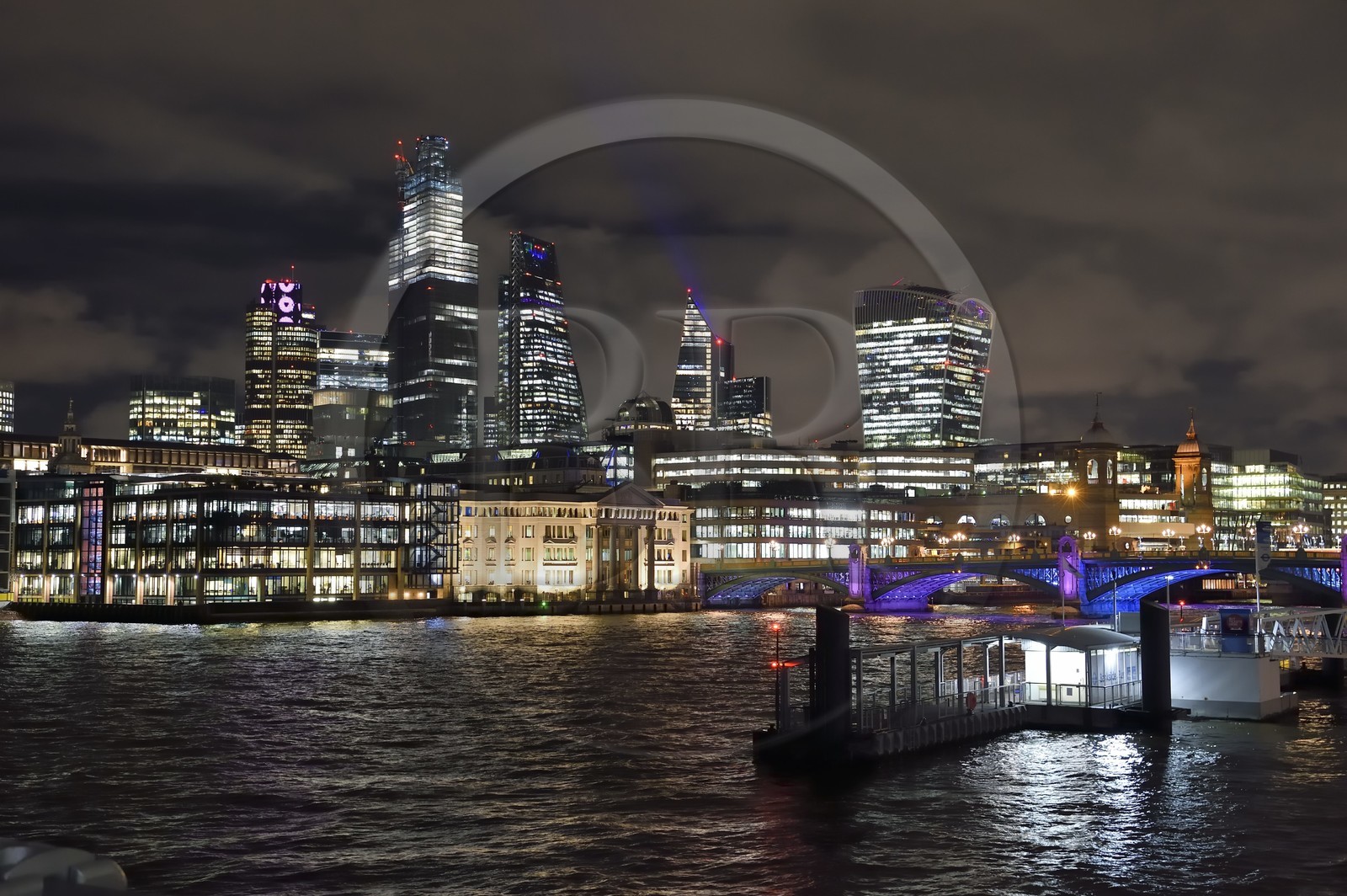 Royaume-Uni, Londres, les gratte-ciels de la City avec la tour 122 Leadenhall aussi surnommé The Cheesegrater par l'architecte Richard Rogers au centre et la tour 20 Fenchurch Street surnommée le Talkie-Walkie conçu par l'architecte Rafael Vinoly à droite, le Bankside Pier sur la Tamise au premier plan
