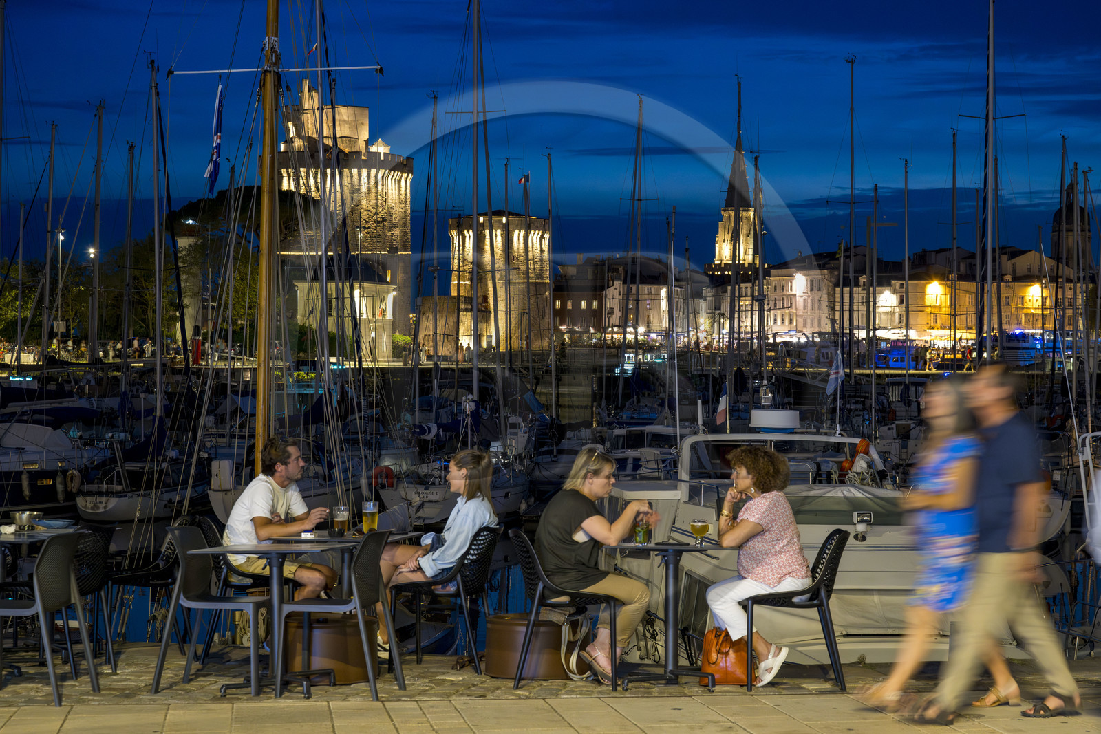 France, Charente-Maritime (17), La Rochelle, le bassin à flot du Vieux-Port, terrasse du restaurant le Merluberlu sur les quais